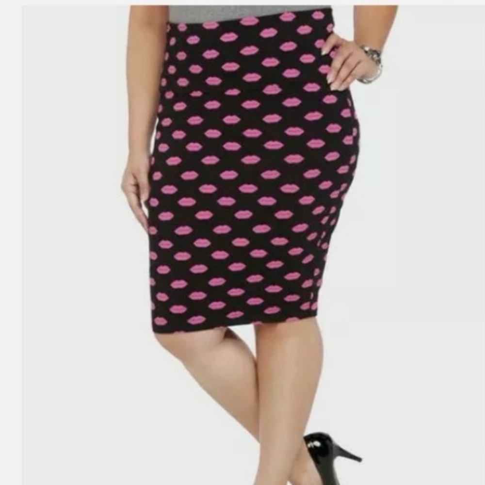 Torrid 2x Black Pencil Skirt with All Over Print Pink Kiss Lips